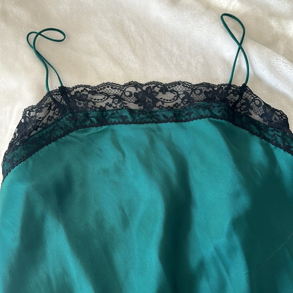 NWOT ABERCROMBIE EMERALD MINI SLIP DRESS W LACE DETAIL. SIZE M - Picture 2 of 4